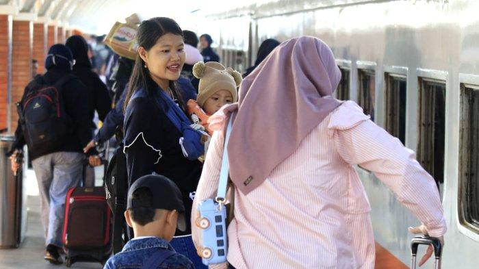 Sejumlah penumpang akan melakukan perjalanan mudik Lebaran 2025 menggunakan kereta api, di Stasiun Kiaracondong, Kota Bandung, Jawa Barat, Jumat (28/3/2025).