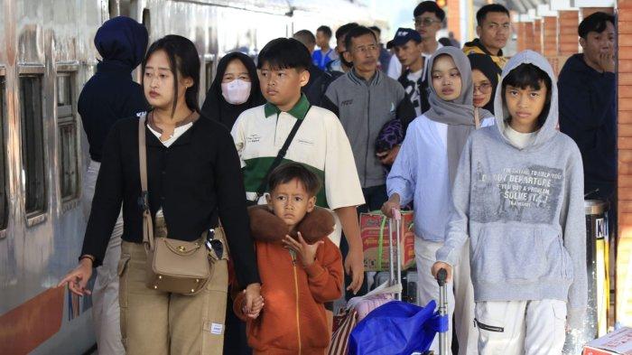 Sejumlah penumpang akan melakukan perjalanan mudik Lebaran 2025 menggunakan kereta api, di Stasiun Kiaracondong, Kota Bandung, Jawa Barat, Jumat (28/3/2025).