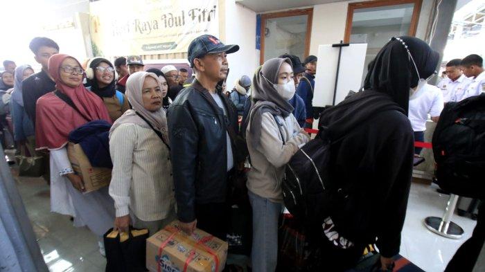 Sejumlah penumpang akan melakukan perjalanan mudik Lebaran 2025 menggunakan kereta api, di Stasiun Kiaracondong, Kota Bandung, Jawa Barat, Jumat (28/3/2025).