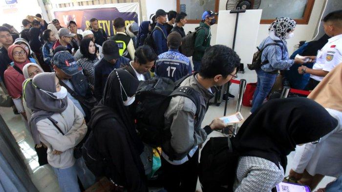 Sejumlah penumpang akan melakukan perjalanan mudik Lebaran 2025 menggunakan kereta api, di Stasiun Kiaracondong, Kota Bandung, Jawa Barat, Jumat (28/3/2025).