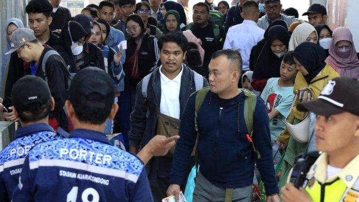 Sejumlah penumpang akan melakukan perjalanan mudik Lebaran 2025 menggunakan kereta api, di Stasiun Kiaracondong, Kota Bandung, Jawa Barat, Jumat (28/3/2025).