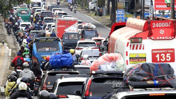Kendaraan pemudik terjebak kemacetan saat melintas di Jalan Nagreg, Kabupaten Bandung, Jawa Barat, Sabtu (29/3/2025).