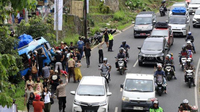 Minibus membawa pemudik dari Medan, Sumatera Utara tujuan Pameungpeuk, Garut terperosok ke selokan diduga akibat rem blong saat melintas di Jalan Nagreg, Kabupaten Bandung, Jawa Barat, Sabtu (29/3/2025).