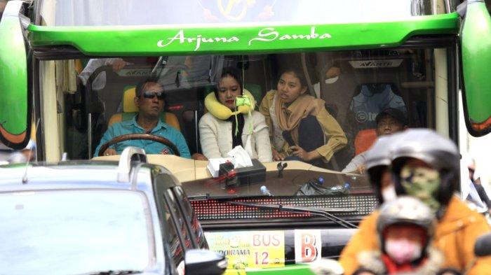 Pemudik naik bus melintas di Jalan Nagreg, Kabupaten Bandung, Jawa Barat, Sabtu (29/3/2025).