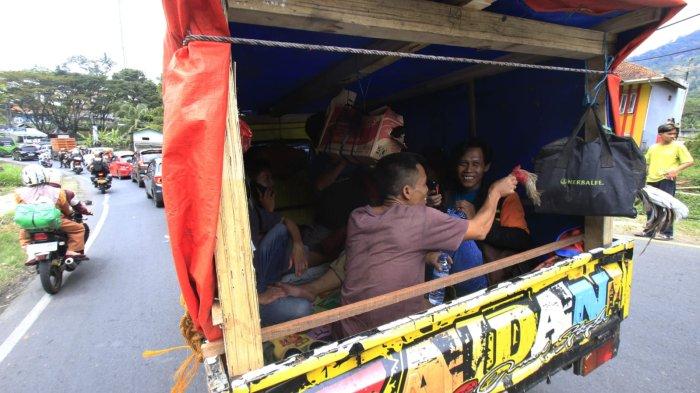 Pemudik menggunakan mobil bak terbuka melintas di Jalan Nagreg, Kabupaten Bandung, Jawa Barat, Sabtu (29/3/2025).