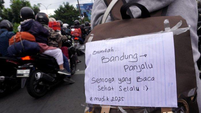Pemudik tujuan Panjalu Ciamis melintas di Jalan Soekarno Hatta, Kota Bandung, Jawa Barat, Sabtu (29/3/2025).