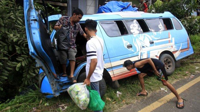 Minibus membawa pemudik dari Medan, Sumatera Utara tujuan Pameungpeuk, Garut terperosok ke selokan diduga akibat rem blong saat melintas di Jalan Nagreg, Kabupaten Bandung, Jawa Barat, Sabtu (29/3/2025).