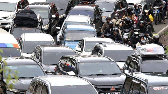 Kendaraan pemudik terjebak kemacetan saat melintas di Jalan Nagreg, Kabupaten Bandung, Jawa Barat, Sabtu (29/3/2025).