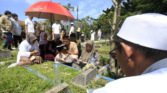 Sejumlah warga berziarah ke makam keluarga pada Idul Fitri 1446 H, di Tempat Pemakaman Umum (TPU) Legok Ciseureuh, Kelurahan Mekarwangi, Kecamatan Bojongloa Kidul, Kota Bandung, Jawa Barat, Senin (31/3/2025).