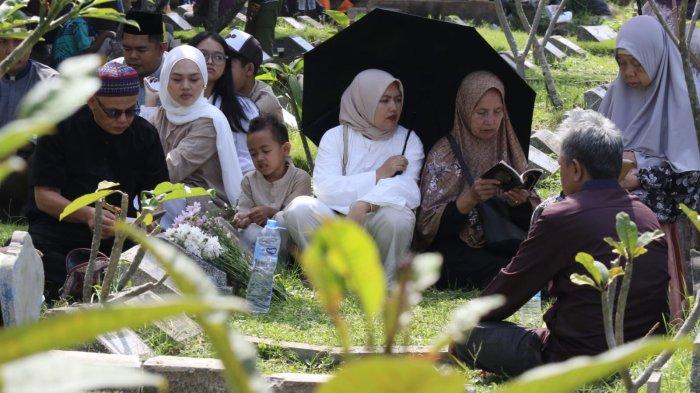 Sejumlah warga berziarah ke makam keluarga pada Idul Fitri 1446 H, di Tempat Pemakaman Umum (TPU) Legok Ciseureuh, Kelurahan Mekarwangi, Kecamatan Bojongloa Kidul, Kota Bandung, Jawa Barat, Senin (31/3/2025).