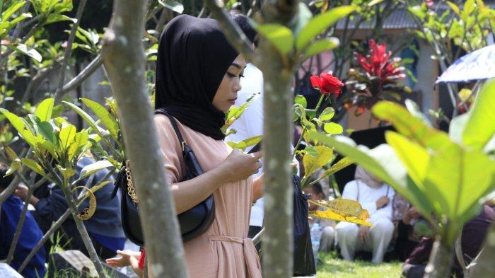Sejumlah warga berziarah ke makam keluarga pada Idul Fitri 1446 H, di Tempat Pemakaman Umum (TPU) Legok Ciseureuh, Kelurahan Mekarwangi, Kecamatan Bojongloa Kidul, Kota Bandung, Jawa Barat, Senin (31/3/2025).