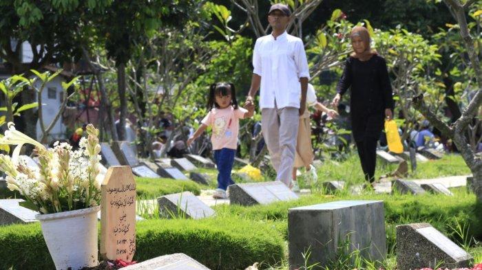 Sejumlah warga berziarah ke makam keluarga pada Idul Fitri 1446 H, di Tempat Pemakaman Umum (TPU) Legok Ciseureuh, Kelurahan Mekarwangi, Kecamatan Bojongloa Kidul, Kota Bandung, Jawa Barat, Senin (31/3/2025).