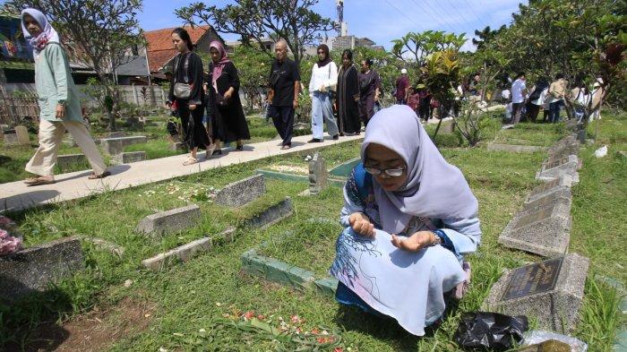 Sejumlah warga berziarah ke makam keluarga pada Idul Fitri 1446 H, di Tempat Pemakaman Umum (TPU) Legok Ciseureuh, Kelurahan Mekarwangi, Kecamatan Bojongloa Kidul, Kota Bandung, Jawa Barat, Senin (31/3/2025).