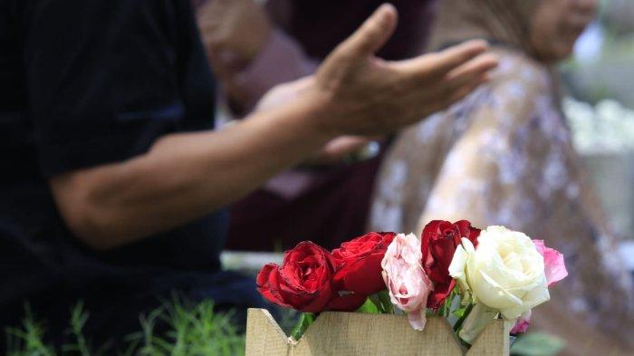 Sejumlah warga berziarah ke makam keluarga pada Idul Fitri 1446 H, di Tempat Pemakaman Umum (TPU) Legok Ciseureuh, Kelurahan Mekarwangi, Kecamatan Bojongloa Kidul, Kota Bandung, Jawa Barat, Senin (31/3/2025).