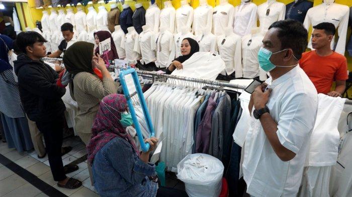 Pengunjung berbelanja pakaian untuk Lebaran di Pasar Baru Trade Center, Jalan Otto Iskandardinata, Kota Bandung, Jawa Barat, Sabtu (22/3/2025).