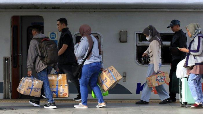 Sejumlah penumpang akan melakukan perjalanan mudik Lebaran 2025 menggunakan kereta api, di Stasiun Kiaracondong, Kota Bandung, Jawa Barat, Jumat (28/3/2025).