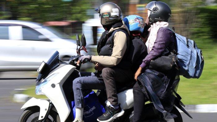 Pemudik bermotor melintas di Jalan Mekar Utama, Kota Bandung, Jawa Barat, Senin (31/3/2025).