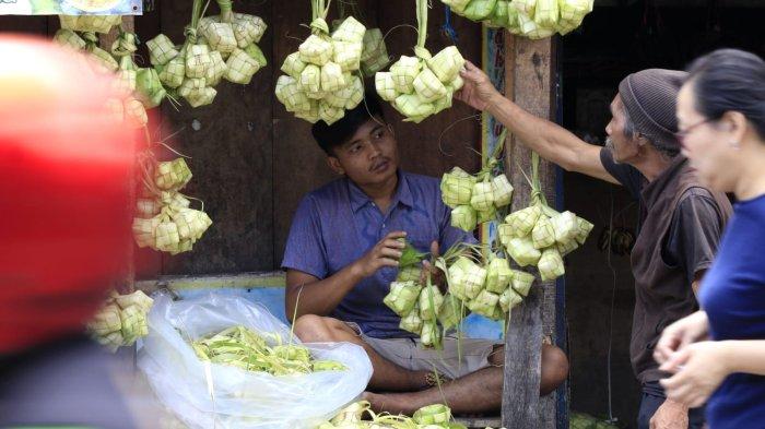 Warga membeli kulit ketupat di Jalan Baranangsiang, Pasar Kosambi, Kota Bandung, Jawa Barat, Minggu (30/3/2025).