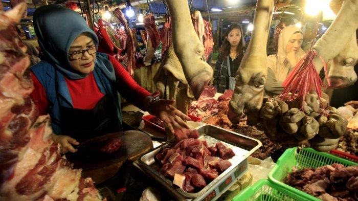 Warga membeli daging sapi untuk hidangan spesial Learan, di Pasar Kosambi, Kota Bandung, Jawa Barat, Minggu (30/3/2025).