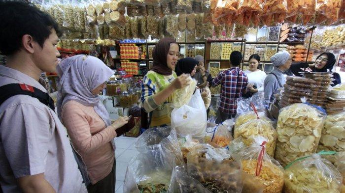 Warga membeli kue kering, cemilan atau makanan ringan untuk hidangan Lebaran, di Pasar Kosambi, Kota Bandung, Jawa Barat, Minggu (30/3/2025).