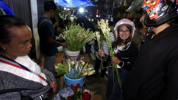 Warga membeli bunga potong untuk Lebaran, di Pasar Bunga, Jalan Otto Iskandardinata, Kota Bandung, Jawa Barat, Minggu (30/3/2025).