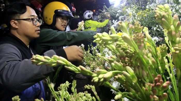 Warga membeli bunga potong untuk Lebaran, di Pasar Bunga, Jalan Otto Iskandardinata, Kota Bandung, Jawa Barat, Minggu (30/3/2025).