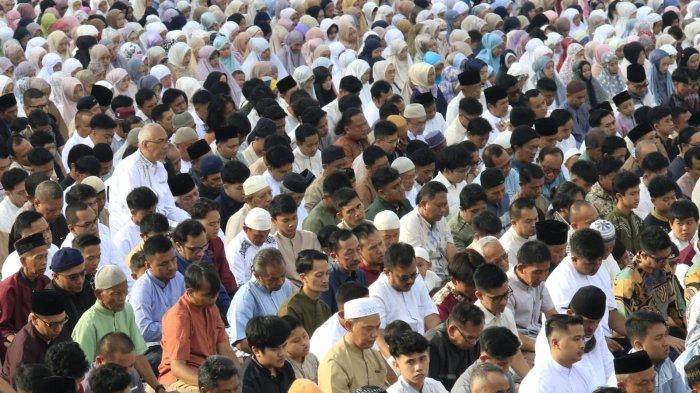 Ribuan warga melaksanakan salat Idul Fitri 1446 Hijriah di lapangan Gasibu, Kota Bandung, Jawa Barat, Senin (31/3/2025).