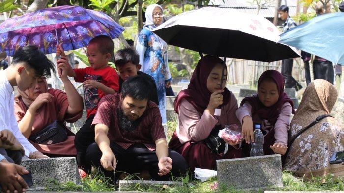 warga berziarah ke makam keluarga pada Idul Fitri 1446 H, di Tempat Pemakaman Umum (TPU) Legok Ciseureuh, Kelurahan Mekarwangi, Kecamatan Bojongloa Kidul, Kota Bandung, Jawa Barat, Senin (31/3/2025).