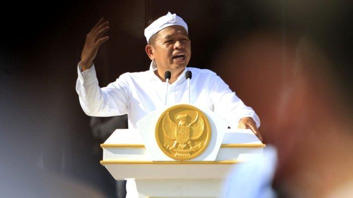 Gubernur Jawa Barat, Dedi Mulyadi menyampaikan pidato di hadapan pegawai Pemda Provinsi Jawa Barat saat Halalbihalal Idul Fitri 1446 H di halaman Gedung Sate, Kota Bandung, Jawa Barat, Selasa (8/4/2025).