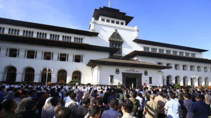 Pegawai Pemda Provinsi Jawa Barat menyimak pidato Gubernur Jawa Barat, Dedi Mulyadi saat mengikuti Halalbihalal Idul Fitri 1446 H di halaman Gedung Sate, Kota Bandung, Jawa Barat, Selasa (8/4/2025).
