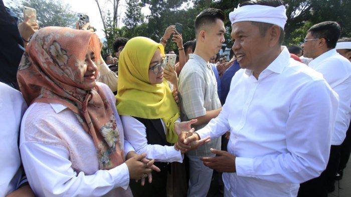 Gubernur Jawa Barat, Dedi Mulyadi menyalami satu persatu pegawai Pemda Provinsi Jawa Barat saat Halalbihalal Idul Fitri 1446 H di halaman Gedung Sate, Kota Bandung, Jawa Barat, Selasa (8/4/2025).