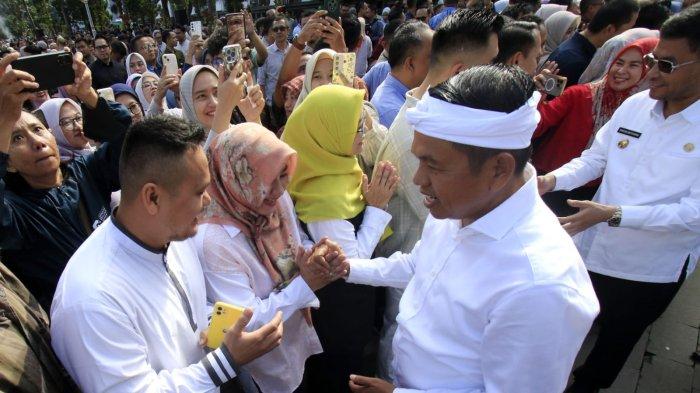 Gubernur Jawa Barat, Dedi Mulyadi menyalami satu persatu pegawai Pemda Provinsi Jawa Barat saat Halalbihalal Idul Fitri 1446 H di halaman Gedung Sate, Kota Bandung, Jawa Barat, Selasa (8/4/2025).