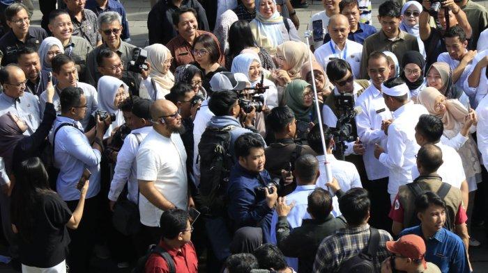 Gubernur Jawa Barat, Dedi Mulyadi menyalami satu persatu pegawai Pemda Provinsi Jawa Barat saat Halalbihalal Idul Fitri 1446 H di halaman Gedung Sate, Kota Bandung, Jawa Barat, Selasa (8/4/2025).