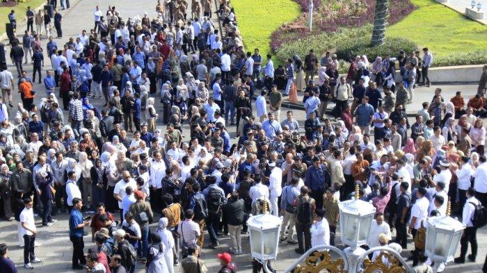 Gubernur Jawa Barat, Dedi Mulyadi menyalami satu persatu pegawai Pemda Provinsi Jawa Barat saat Halalbihalal Idul Fitri 1446 H di halaman Gedung Sate, Kota Bandung, Jawa Barat, Selasa (8/4/2025).