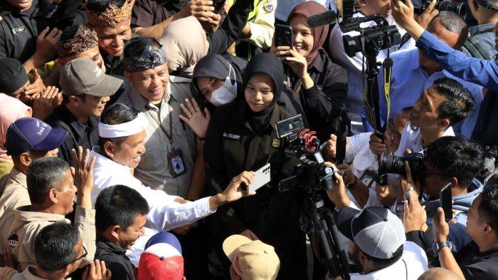 Gubernur Jawa Barat, Dedi Mulyadi berfoto bersama pegawai Pemda Provinsi Jawa Barat seusai bersalaman saat Halalbihalal Idul Fitri 1446 H di halaman Gedung Sate, Kota Bandung, Jawa Barat, Selasa (8/4/2025).