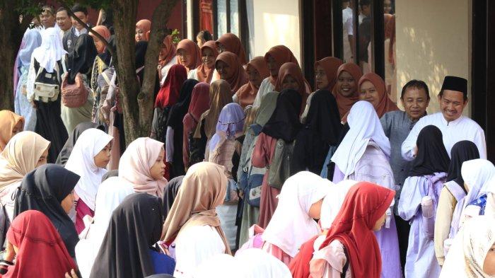 Murid menyalami satu persatu guru dalam acara halalbihalal Lebaran 2025 di SDN 148 Cibaduyut, Jalan Cibaduyut Raya, Kota Bandung, Jawa Barat, Rabu (9/4/2025).