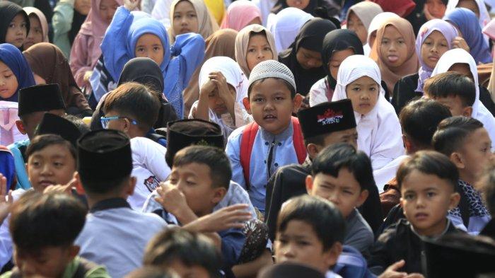 Sejumlah murid mengikuti acara halalbihalal Lebaran Idul Fitri 1446 H di SDN 148 Cibaduyut, Jalan Cibaduyut Raya, Kota Bandung, Jawa Barat, Rabu (9/4/2025).
