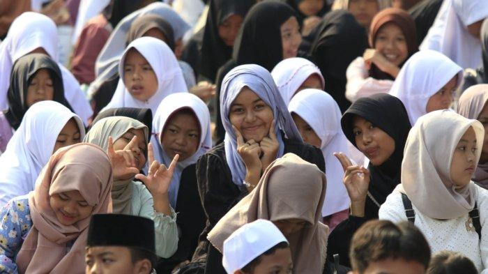 Sejumlah murid mengikuti acara halalbihalal Lebaran Idul Fitri 1446 H di SDN 148 Cibaduyut, Jalan Cibaduyut Raya, Kota Bandung, Jawa Barat, Rabu (9/4/2025).