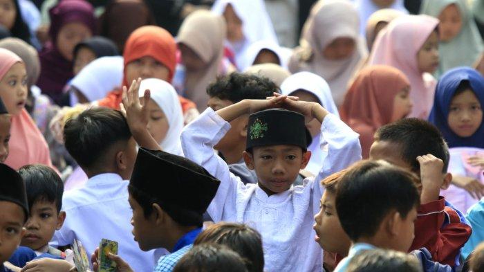 Sejumlah murid mengikuti acara halalbihalal Lebaran Idul Fitri 1446 H di SDN 148 Cibaduyut, Jalan Cibaduyut Raya, Kota Bandung, Jawa Barat, Rabu (9/4/2025).