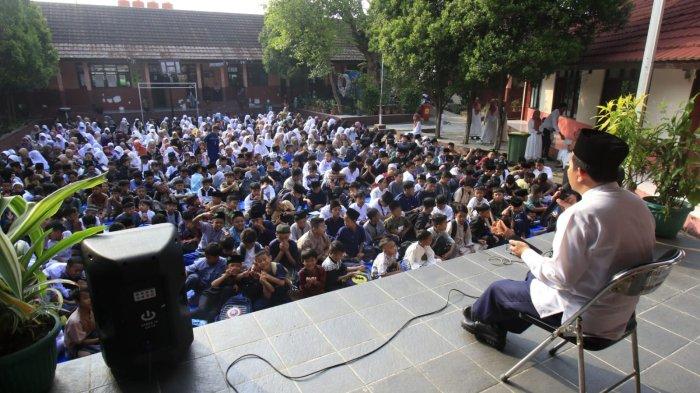 Seorang guru memandu doa bersama seluruh murid dalam acara halalbihalal Lebaran Idul Fitri 1446 H di SDN 148 Cibaduyut, Jalan Cibaduyut Raya, Kota Bandung, Jawa Barat, Rabu (9/4/2025).