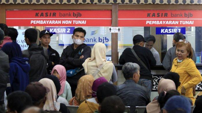 Warga mengantre melakukan pembayaran pajak kendaraan bermotor (PKB) di Kantor Samsat Soreang, Jalan Raya Gading Tutuka, Cingcin, Kabupaten Bandung, Jawa Barat, Rabu (9/4/2025).