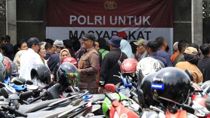 Warga yang akan membayar pajak kendaraan bermotor (PKB) menunggu pengesahan berkas kendaraan roda duanya yang baru selesai cek fisik di halaman Kantor Samsat Soreang, Jalan Raya Gading Tutuka, Cingcin, Kabupaten Bandung, Jawa Barat, Rabu (9/4/2025).