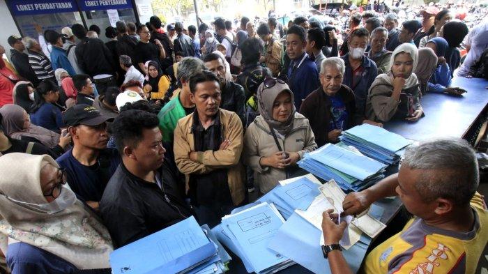 Warga yang akan membayar pajak kendaraan bermotor (PKB) mempersiapkan berkas sambil mengantre untuk cek fisik kendaraan roda duanya di halaman Kantor Samsat Soreang, Jalan Raya Gading Tutuka, Cingcin, Kabupaten Bandung, Jawa Barat, Rabu (9/4/2025).