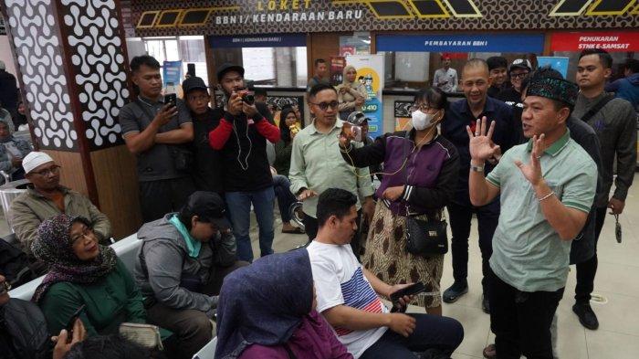 Bupati Bandung, Dadang Supriatna menyapa dan mendengarkan keluhan warga yang akan membayar pajak kendaraan bermotor saat melakukan inspeksi mendadak (sidak) di Kantor Samsat Soreang, Jalan Raya Gading Tutuka, Kabupaten Bandung, Jawa Barat, Jumat (11/4/2025).