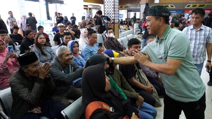 Bupati Bandung, Dadang Supriatna menyapa warga yang akan membayar pajak kendaraan bermotor saat melakukan inspeksi mendadak (sidak) di Kantor Samsat Soreang, Jalan Raya Gading Tutuka, Kabupaten Bandung, Jawa Barat, Jumat (11/4/2025).