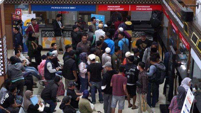 Warga antre saat akan membayar pajak kendaraan bermotor saat Bupati Bandung, Dadang Supriatna melakukan inspeksi mendadak (sidak) di Kantor Samsat Soreang, Jalan Raya Gading Tutuka, Kabupaten Bandung, Jawa Barat, Jumat (11/4/2025).