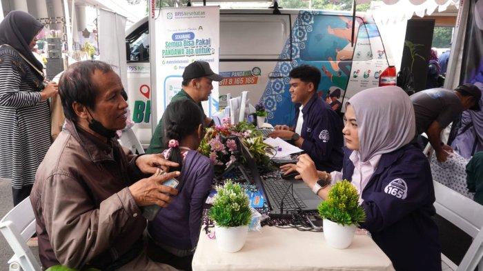 Warga melakukan konsultasi di stand BPJS Kesehatan dalam gelaran Abdi Nagri Nganjang Ka Warga edisi pertama, di halaman Gedung Pakuan, Jalan Otto Iskandardinata, Kota Bandung, Jawa Barat, Sabtu (12/4/2025).