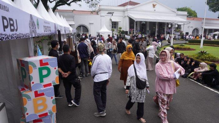 Suasana gelaran Abdi Nagri Nganjang Ka Warga edisi pertama, di halaman Gedung Pakuan, Jalan Otto Iskandardinata, Kota Bandung, Jawa Barat, Sabtu (12/4/2025).