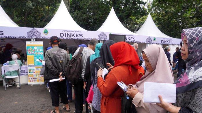 Warga harus antre untuk mendapatkan pelayanan cek kesehatan di stand Dinas Kesehatan Jawa Barat dalam gelaran Abdi Nagri Nganjang Ka Warga edisi pertama, di halaman Gedung Pakuan, Jalan Otto Iskandardinata, Kota Bandung, Jawa Barat, Sabtu (12/4/2025).