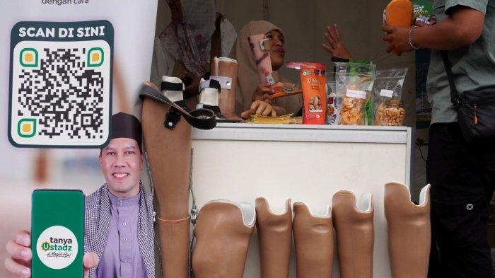Warga konsultasi terkait layanan kaki dan tangan palsu di stand Baznas Jawa Barat dalam gelaran Abdi Nagri Nganjang Ka Warga edisi pertama, di halaman Gedung Pakuan, Jalan Otto Iskandardinata, Kota Bandung, Jawa Barat, Sabtu (12/4/2025).